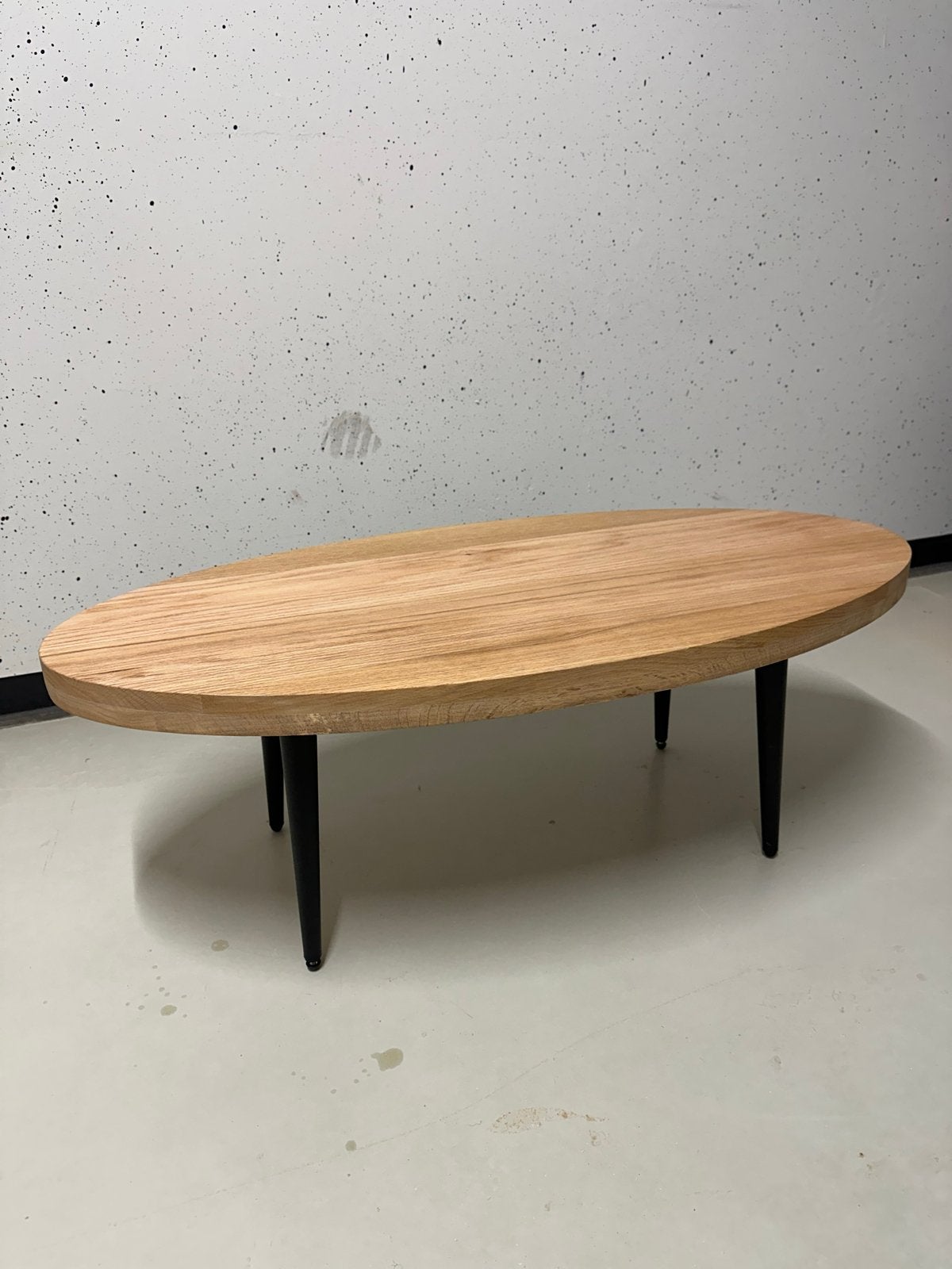 Ovale salontafel van eikenhout met zwarte poten, Ophalen, 100 tot 150 cm, Eikenhout, 50 tot 100 cm