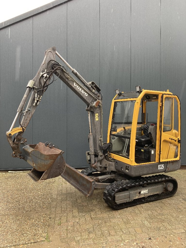 Volvo EC 25 met 2 bakken van bouwjaar 2001., Ophalen, Graafmachine