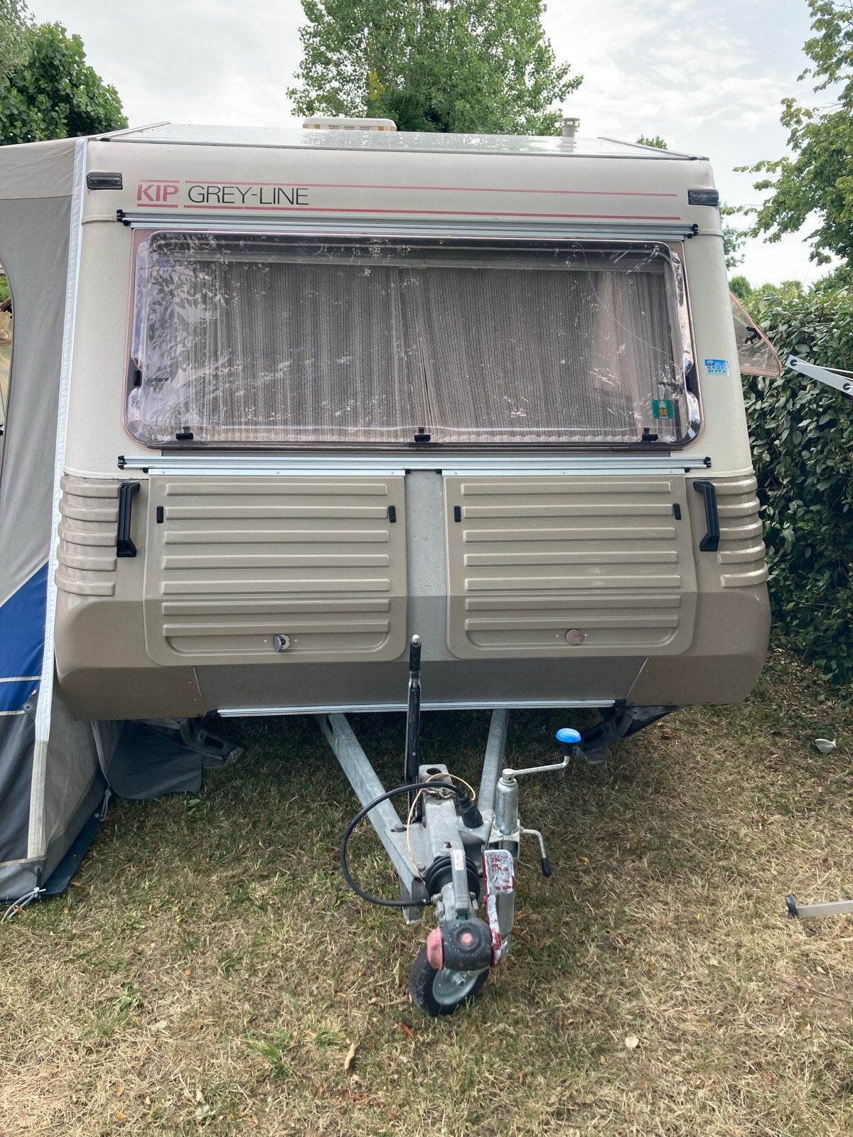 Kip Grey-Line KG42T Caravan uit 1984 - ,staat in Frankrijk, Caravans en Kamperen, Caravans, Particulier, tot en met 3, 750 - 1000 kg