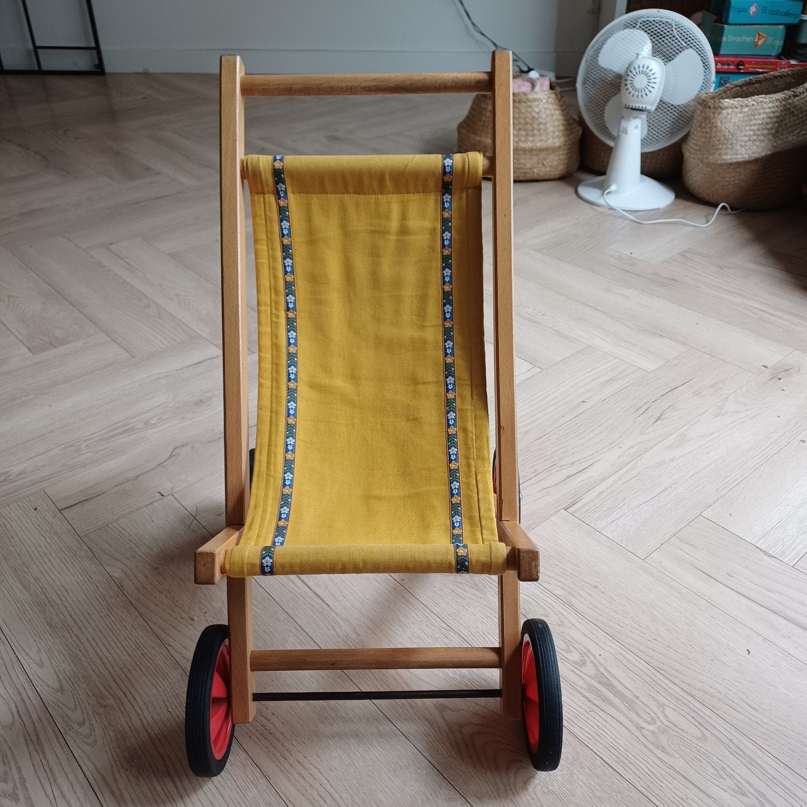 Houten kinderwagen met geel doek, Ophalen, Gebruikt, Babypop