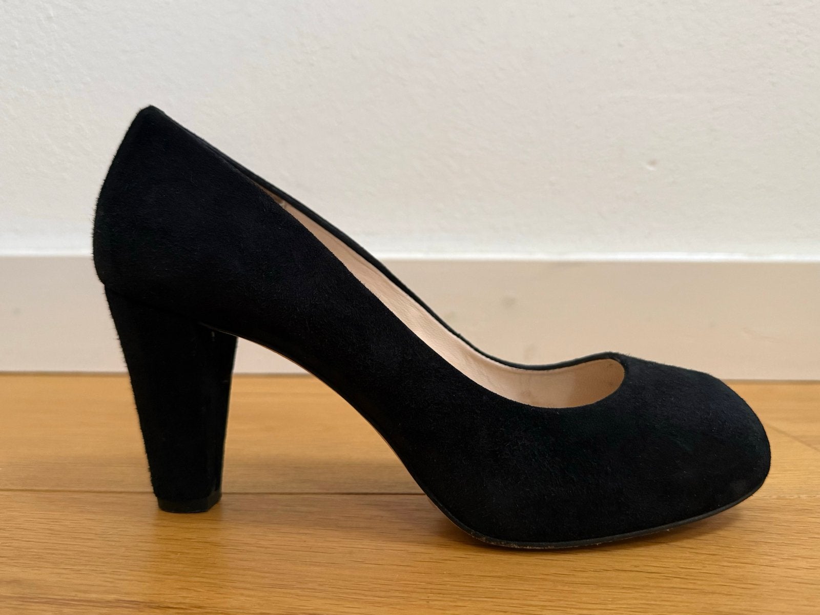 Zwarte suède peeptoe pumps, maat 40, hak 8 cm, merk Unisa, Pumps, Zwart, Ophalen of Verzenden, Zo goed als nieuw