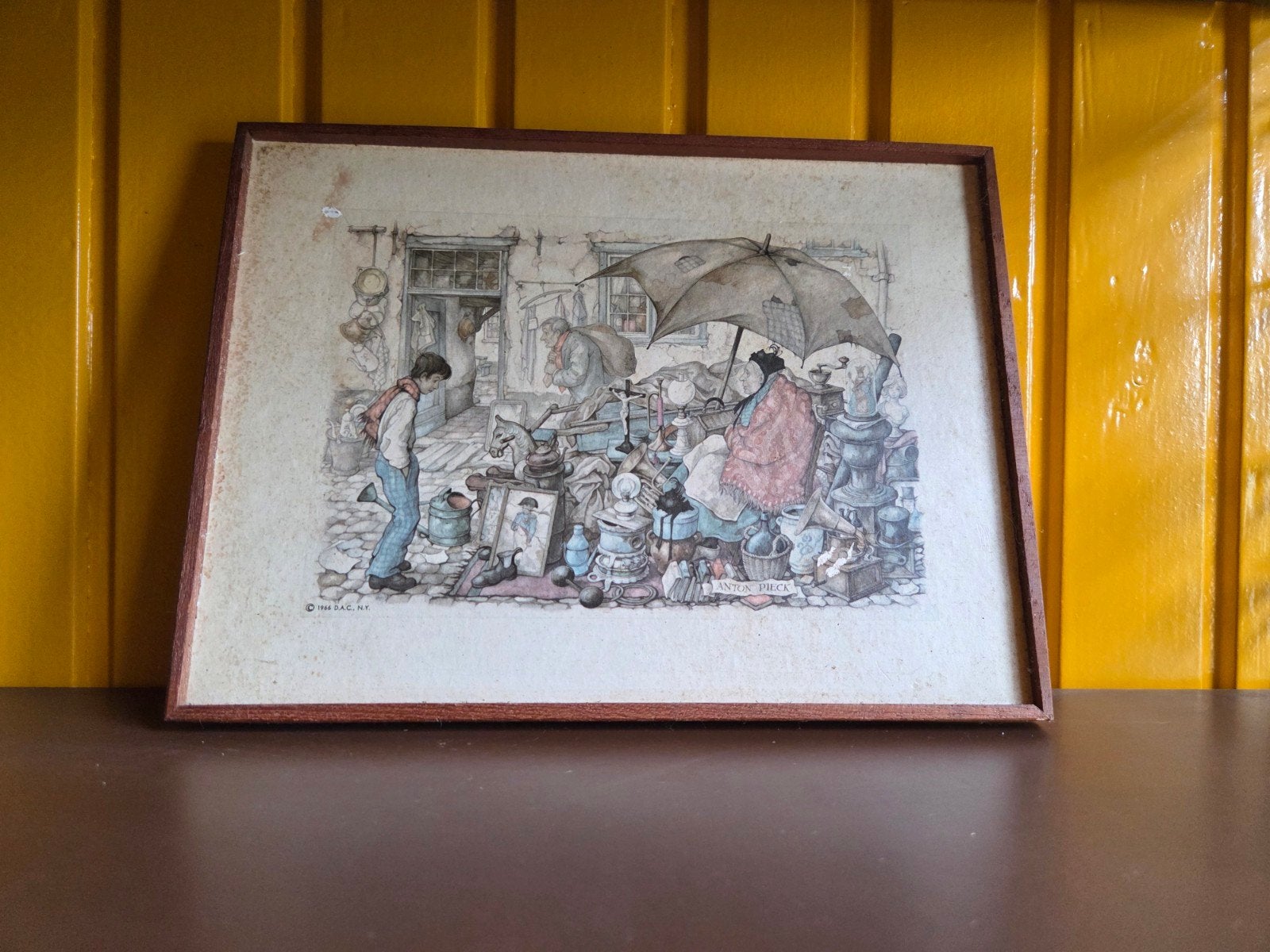 Ingelijste Anton Pieck print - Rommelmarkt tafereel, Antiek en Kunst, Ophalen of Verzenden, Print, Print/reproductie, Ingelijst