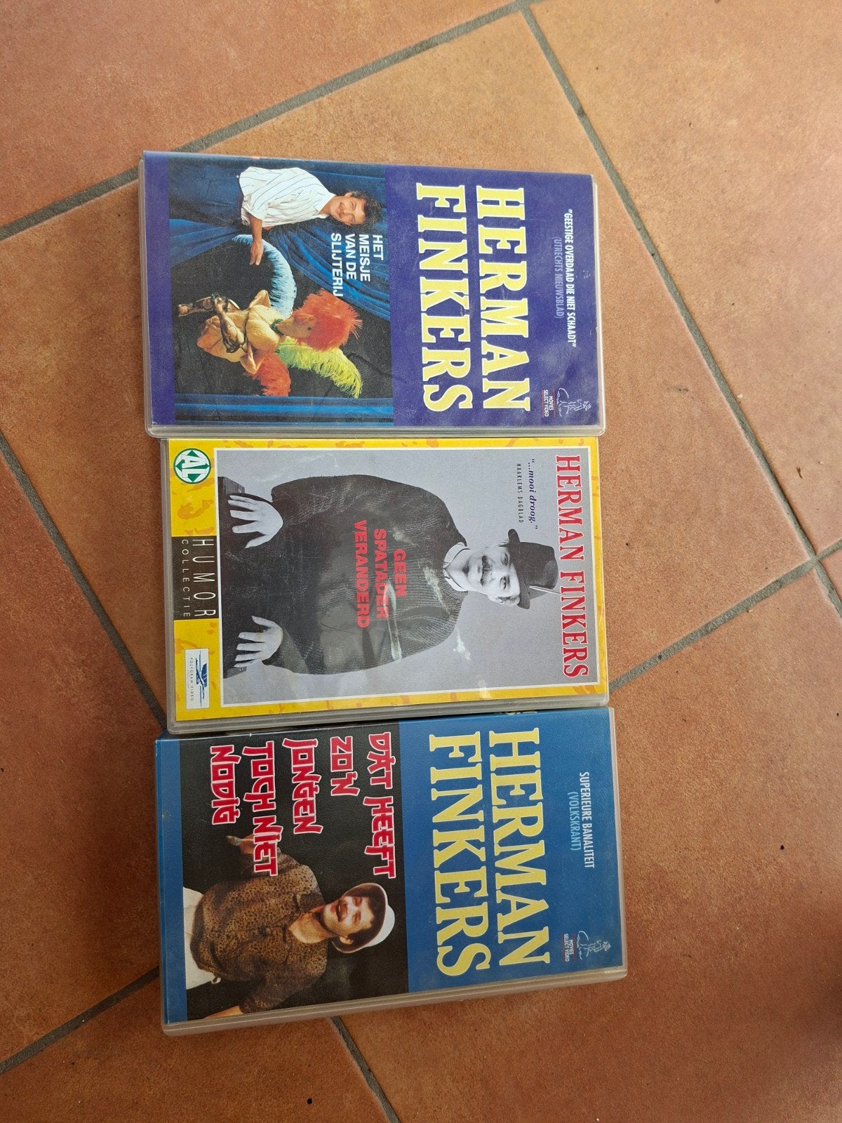 Herman Finkers VHS Collectie - 3 Komedie Cassettes, Gebruikt, Verzenden, Alle leeftijden, Nederlands