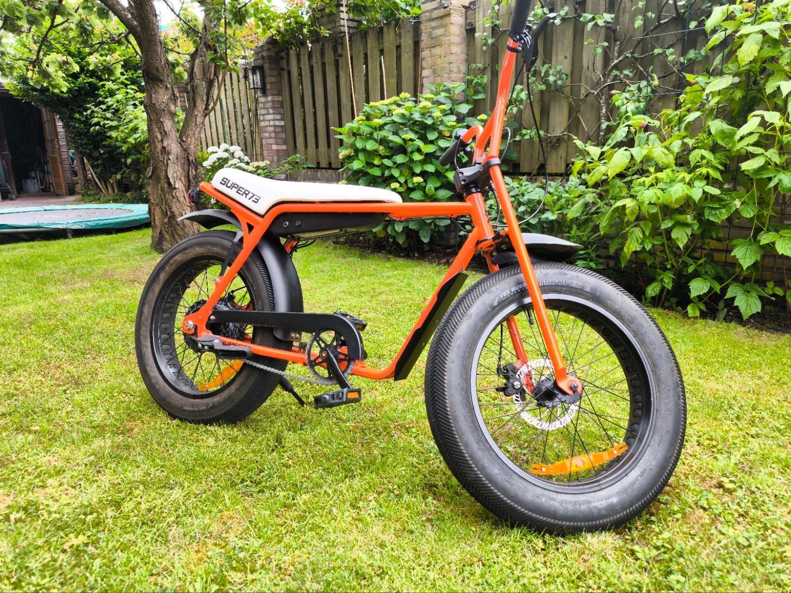 Super73 ZG Astro Orange, Fietsen en Brommers, Elektrische fietsen, Zo goed als nieuw, 55 tot 59 cm, 30 tot 50 km per accu, Ophalen