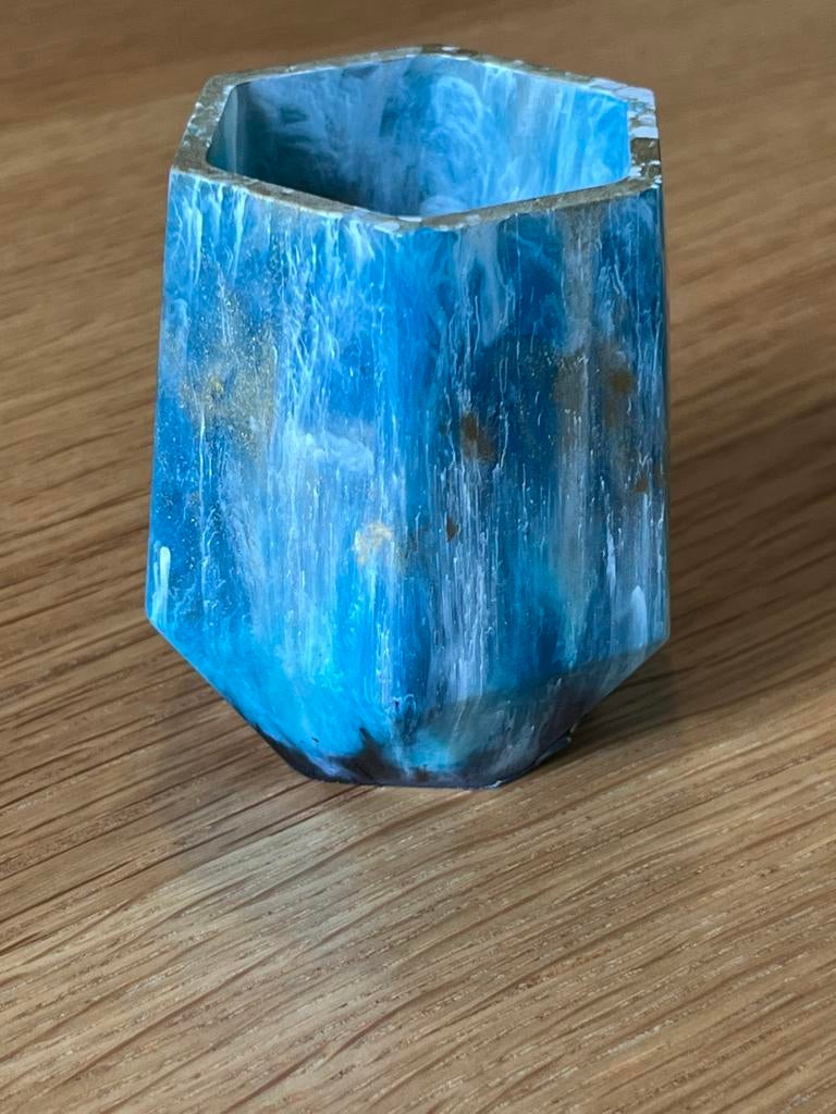 Klein vaasje / pennenhouder van epoxy, Ophalen of Verzenden, Zo goed als nieuw, Rond