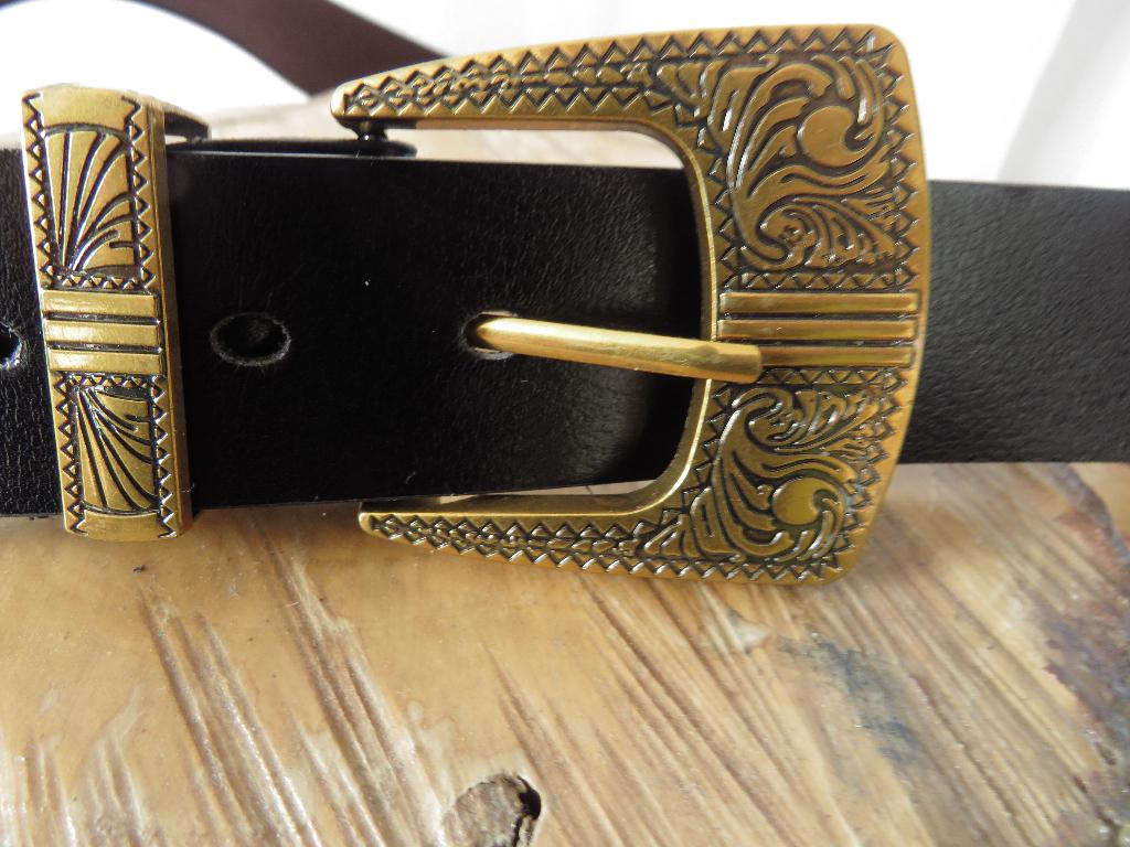 zwarte faux leer riem met gegraveerde koperen gesp van LBD, Zwart, Gedragen, 3 tot 5 cm, 100 cm of meer