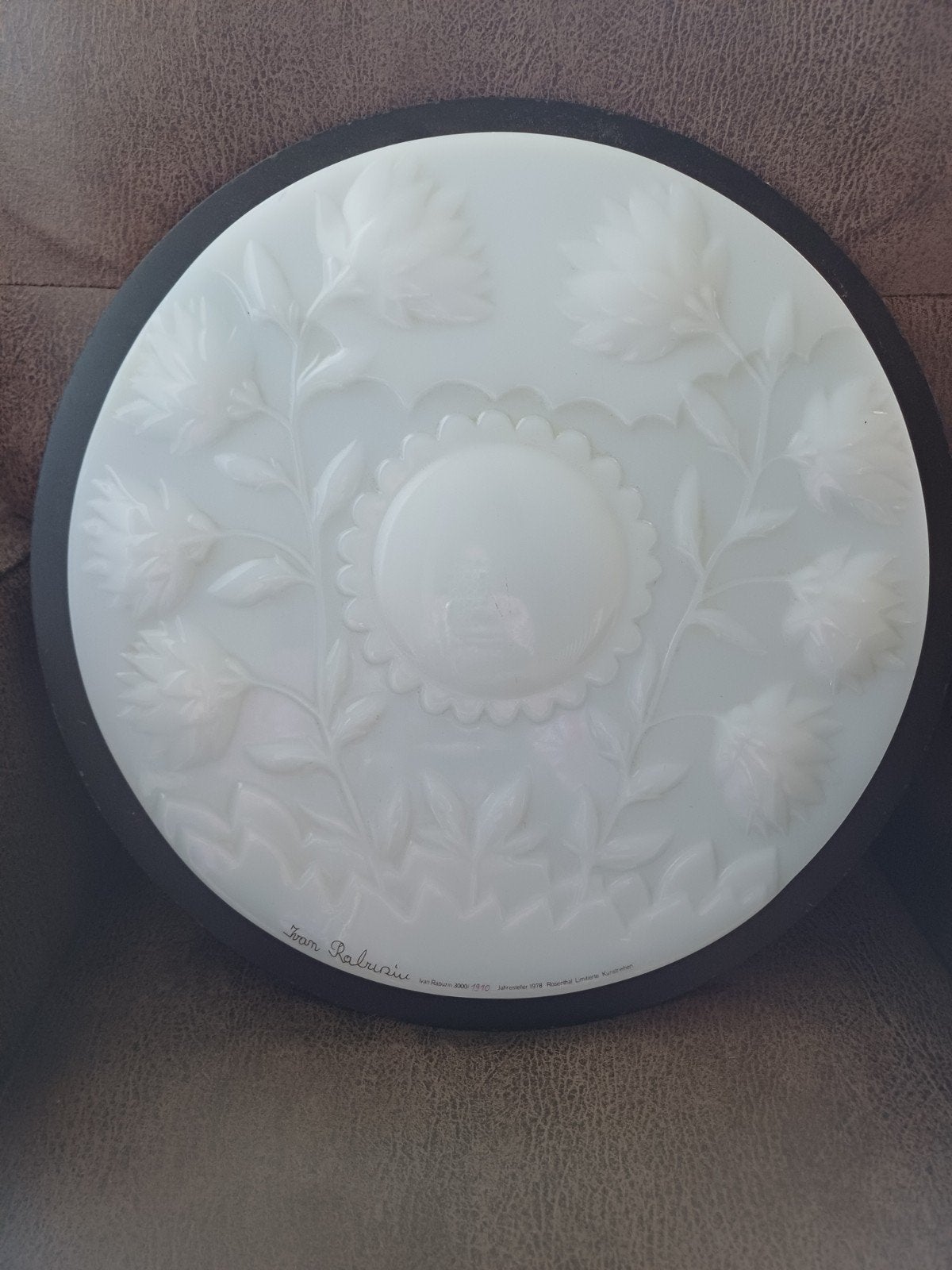 Plate Met Rosenthal porselein uit 1978 van Ivan Rubuzin., Ophalen
