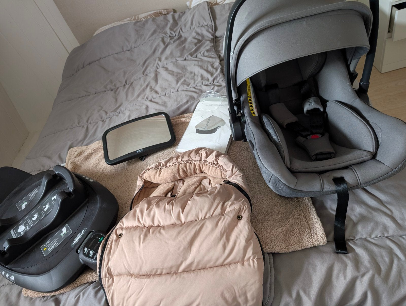 Nuna Pipa Next autostoel met Isofix base en accessoires, Autogordel of Isofix, Zijbescherming, Zo goed als nieuw, 0 t/m 13 kg