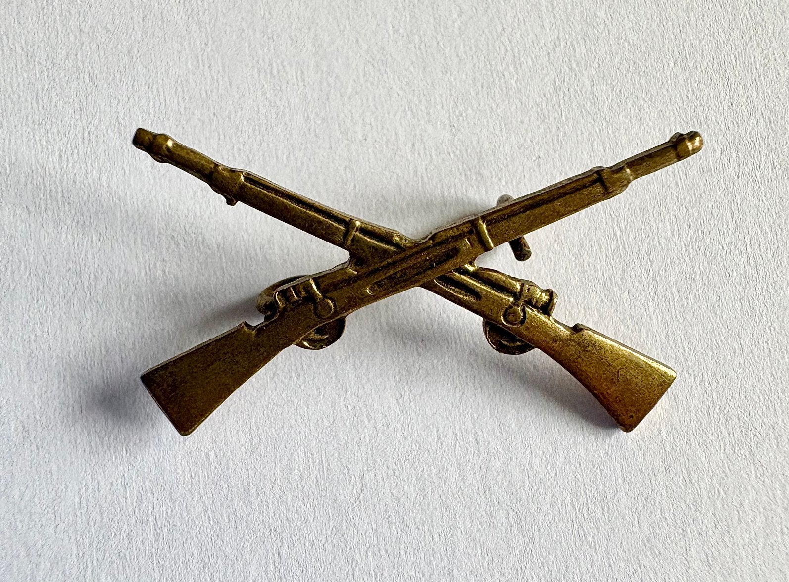 WW2 US Army garand rifles badge, Ophalen of Verzenden, Amerika, Embleem of Badge