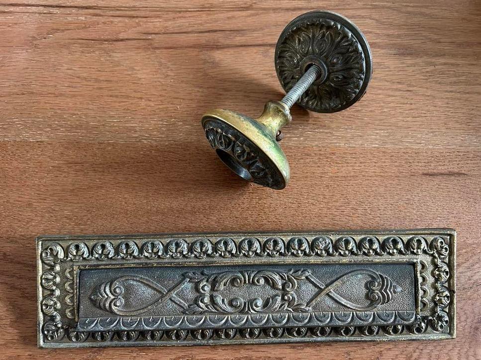 Brievenbus en deurknop antiek bronskleurig, Ophalen, Gebruikt, Overige materialen, Brievenbusklep