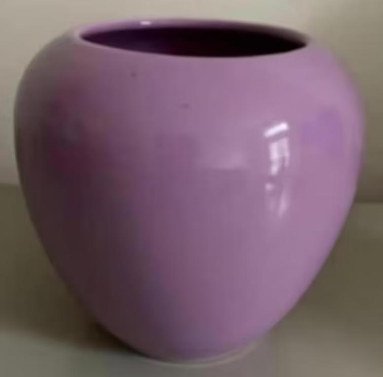 Paars - lila bol vaasje; ongeveer 13 cm hoog 13,5 cm breed, Overige kleuren, Aardewerk of Porselein, Ophalen of Verzenden, Zo goed als nieuw