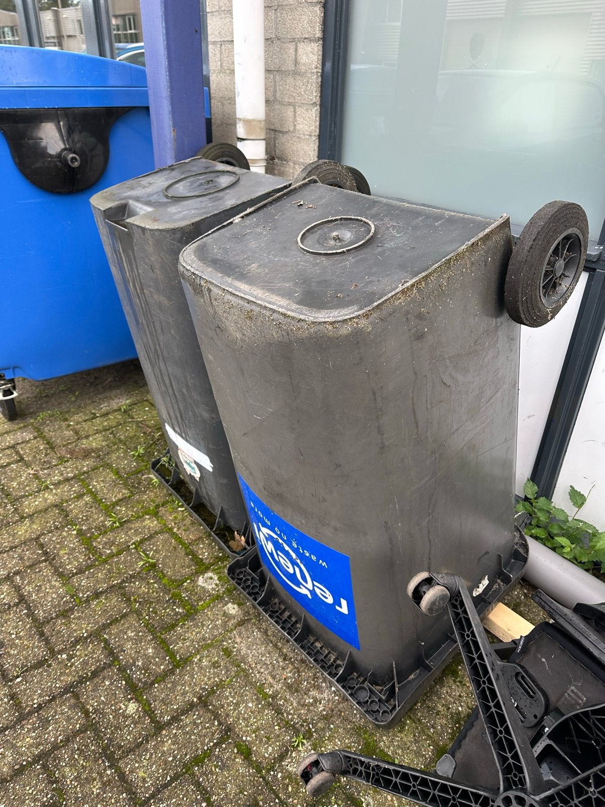 Twee grijze afvalcontainers met wielen PURMEREND ophalen, Kunststof, Gebruikt, Met deksel, Overige typen