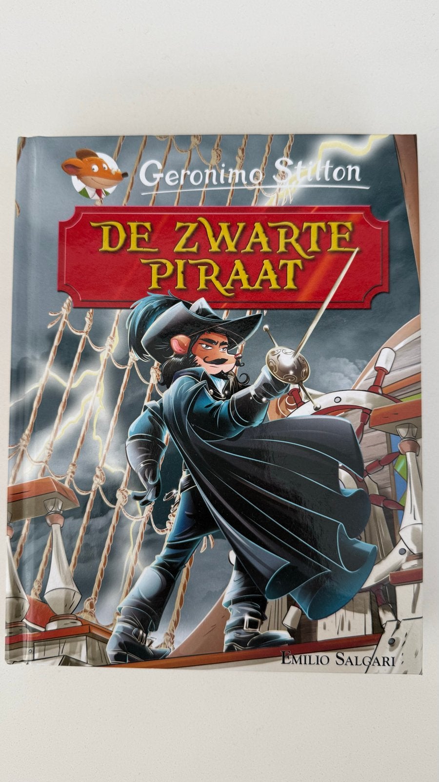 Geronimo Stilton - De Zwarte Piraat (Emilio Salgari), Ophalen of Verzenden, Nieuw, Fictie algemeen