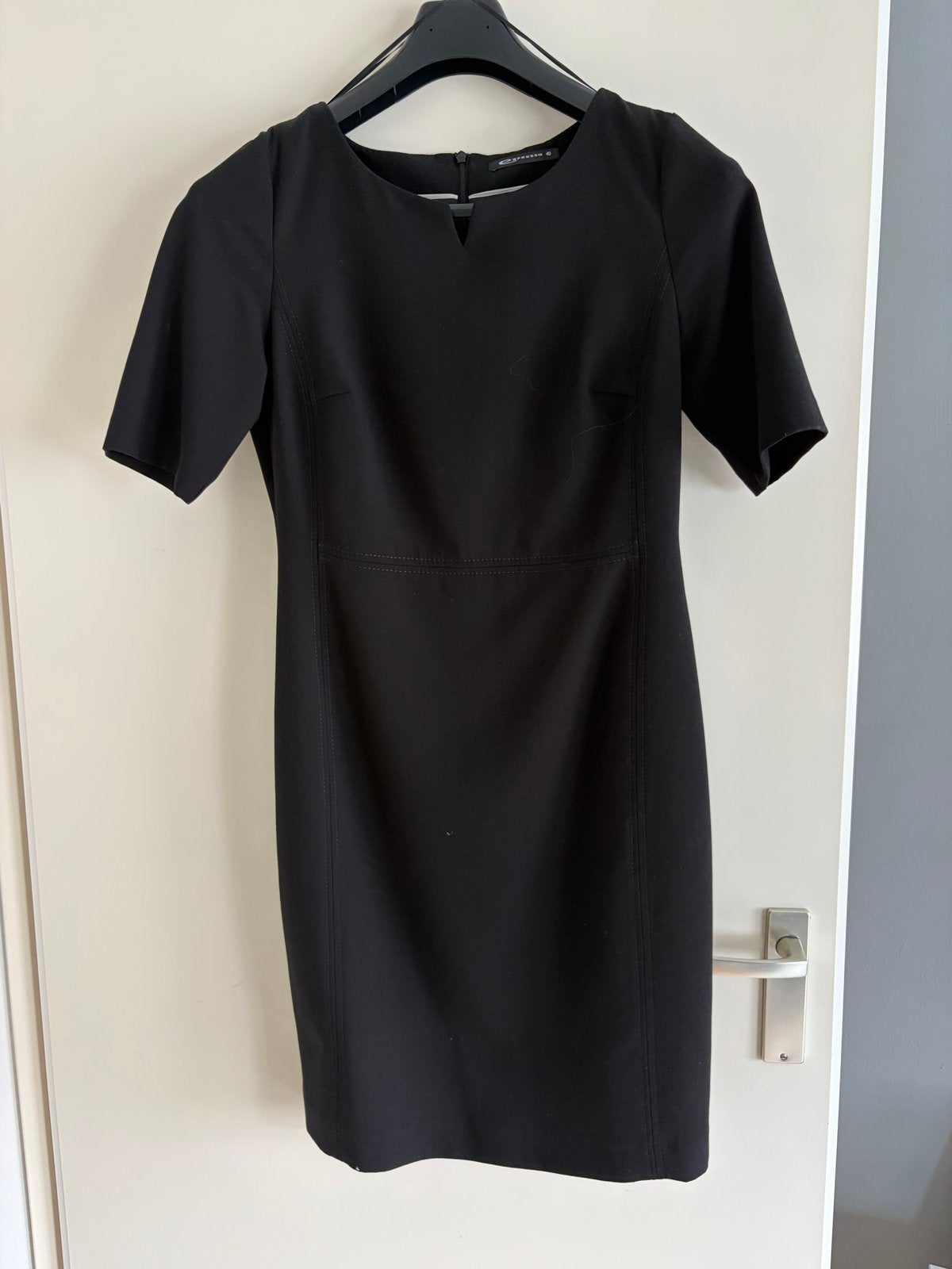 Stijlvolle Zwarte Jurk van Expresso - Maat 40, Kleding | Dames, Jurken, Zwart, Zo goed als nieuw, Knielengte, Ophalen