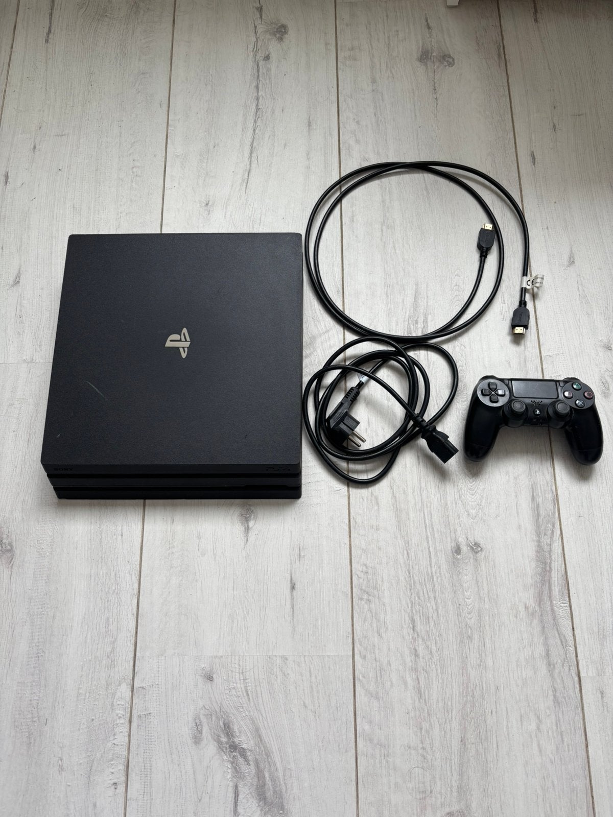 PlayStation 4 Pro met controller en kabels, Spelcomputers en Games, Spelcomputers | Sony PlayStation 4, Ophalen of Verzenden, Met 1 controller