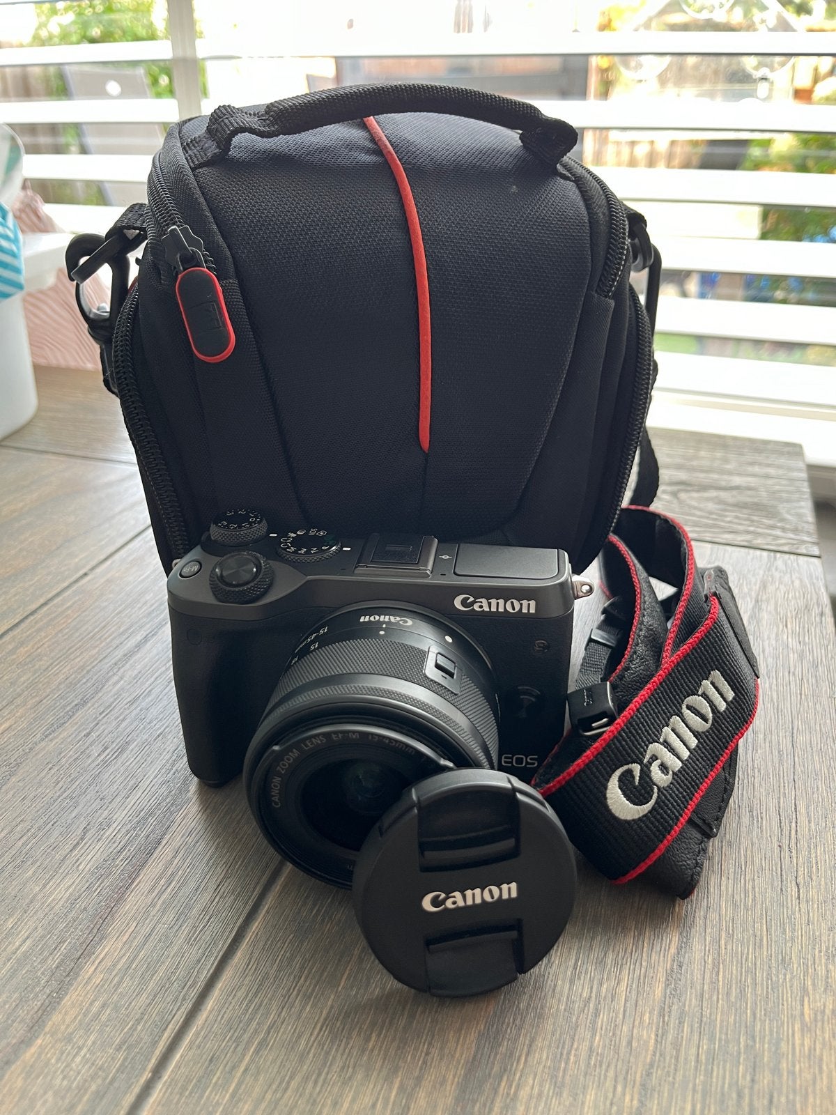 Canon EOS M6 mark 1 met 15-45mm lens inc accu,oplader en tas