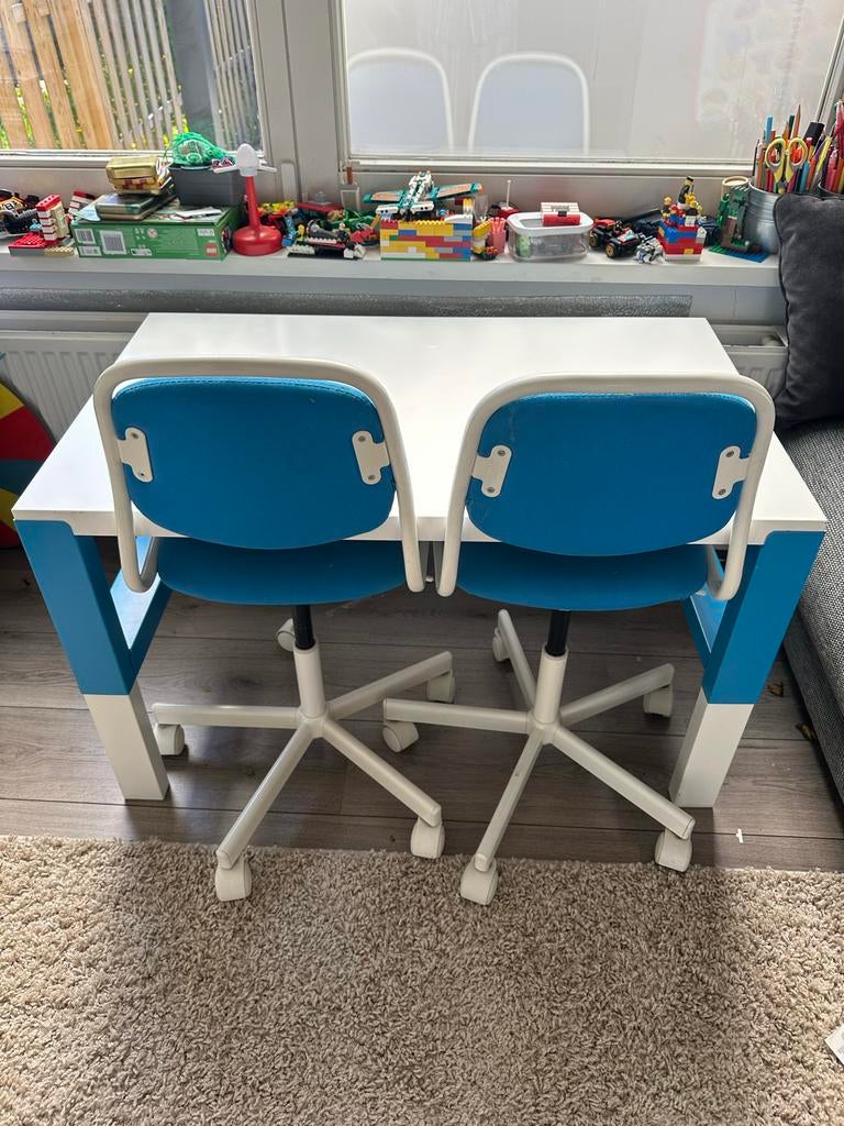 Kindertafel met twee bureaustoelen, Kinderen en Baby's, Kinderkamer | Tafels en Stoelen, Ophalen of Verzenden, Gebruikt, Tafel(s) en Stoel(en)