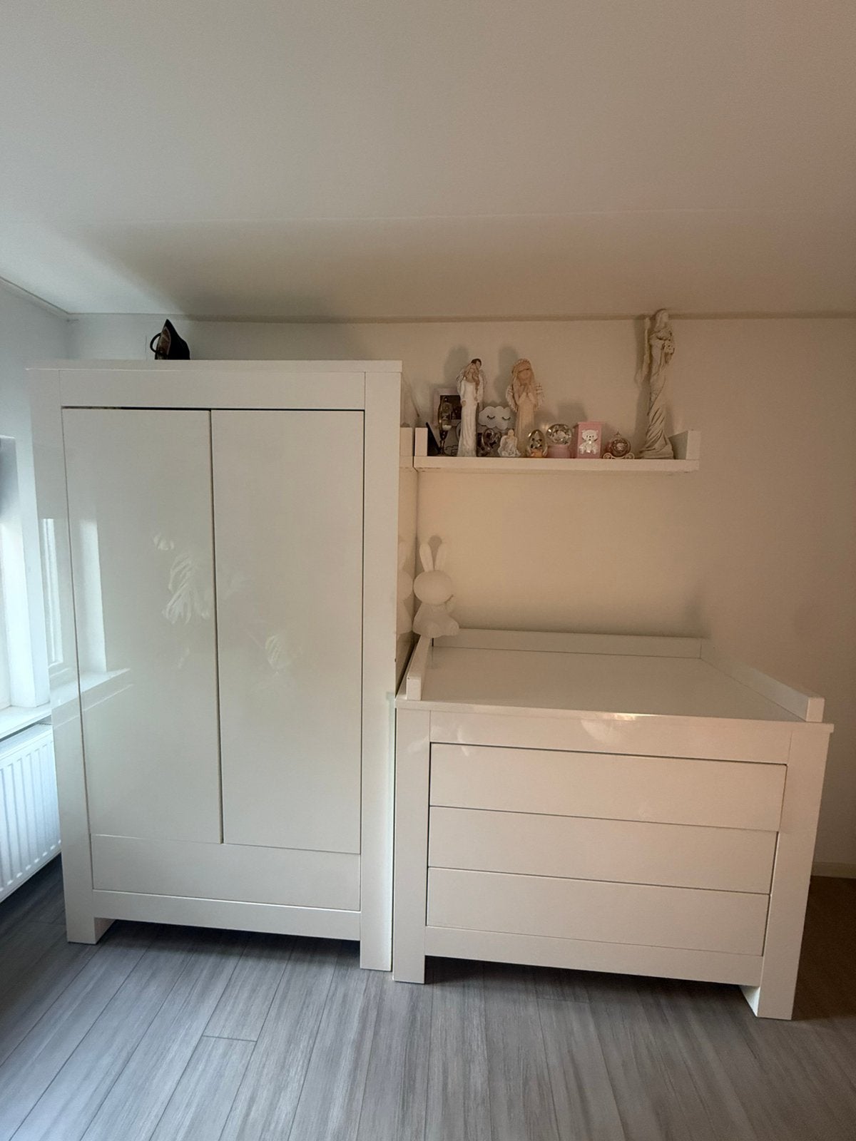 set hoogglans wit – kast, commode & wandplank, Ophalen, Zo goed als nieuw, Jongetje of Meisje