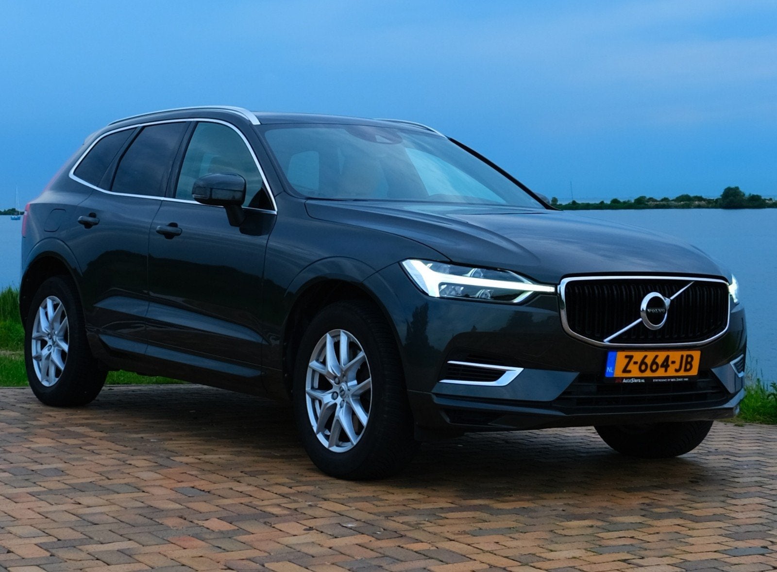 Volvo XC60 T8 Twin Engine 390pk Momentum pro AWD 2020, Auto's, Automaat, Beige, Overige kleuren, 1969 cc
