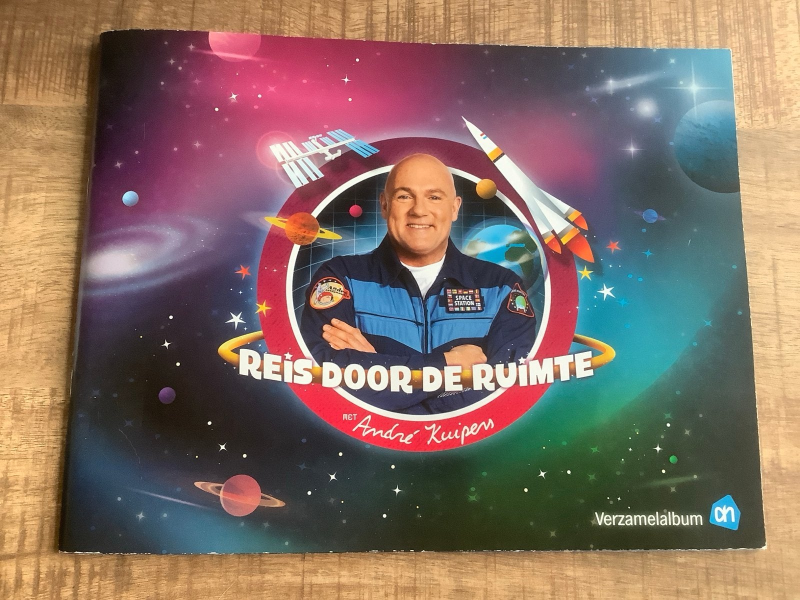 AH Reis door de Ruimte verzamelalbum met André Kuipers, Ophalen of Verzenden, Zo goed als nieuw, Plaatjesalbum