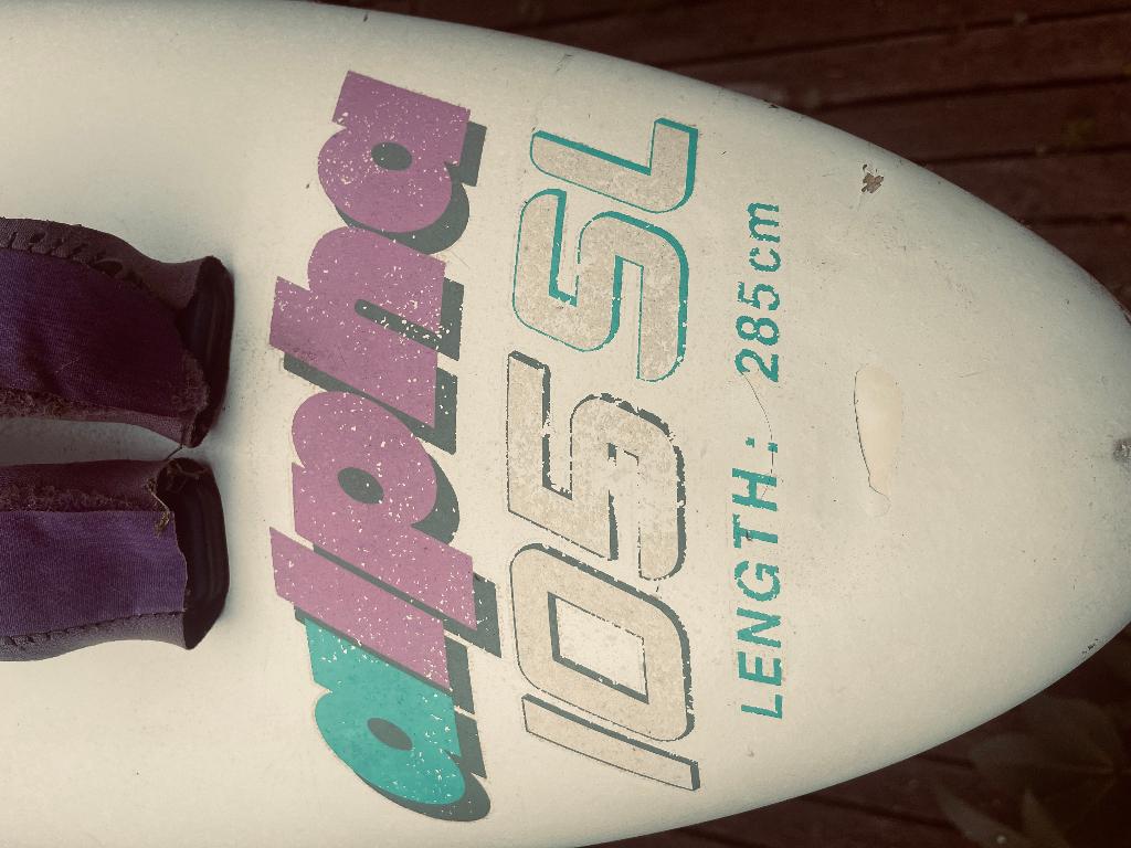 Gratis: Alpha 105 SL Slalomboard met toebehoren, Watersport en Boten, Windsurfen, Gebruikt, Complete set, 250 tot 300 cm, Met vin(nen)