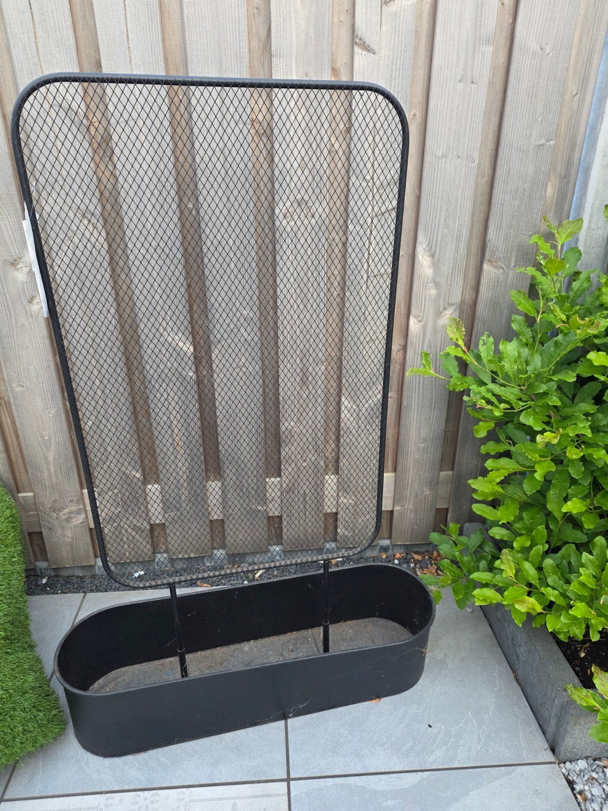 Zwart metalen plantenrek met bloembak, Tuin en Terras, Bloembakken en Plantenbakken, Zo goed als nieuw, Metaal, Binnen, Balkon