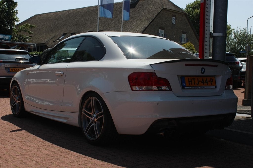 BMW 1-Serie (e87) 135i Coupé 306pk | Handbak | TOPPER ! | S, Auto's, 1-Serie, Gebruikt, Zwart, 4 stoelen