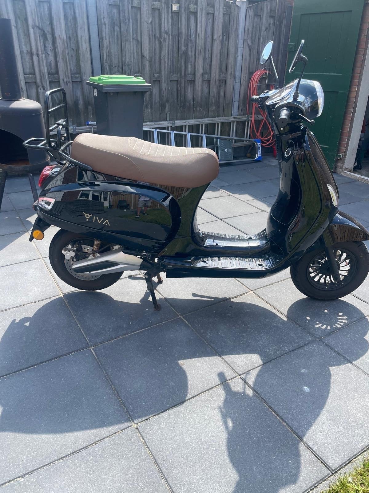 IVA E-Scooter: Stijlvol en Elektrisch Rijden, Fietsen en Brommers, Ophalen, Maximaal 45 km/u, Elektrisch, Zo goed als nieuw