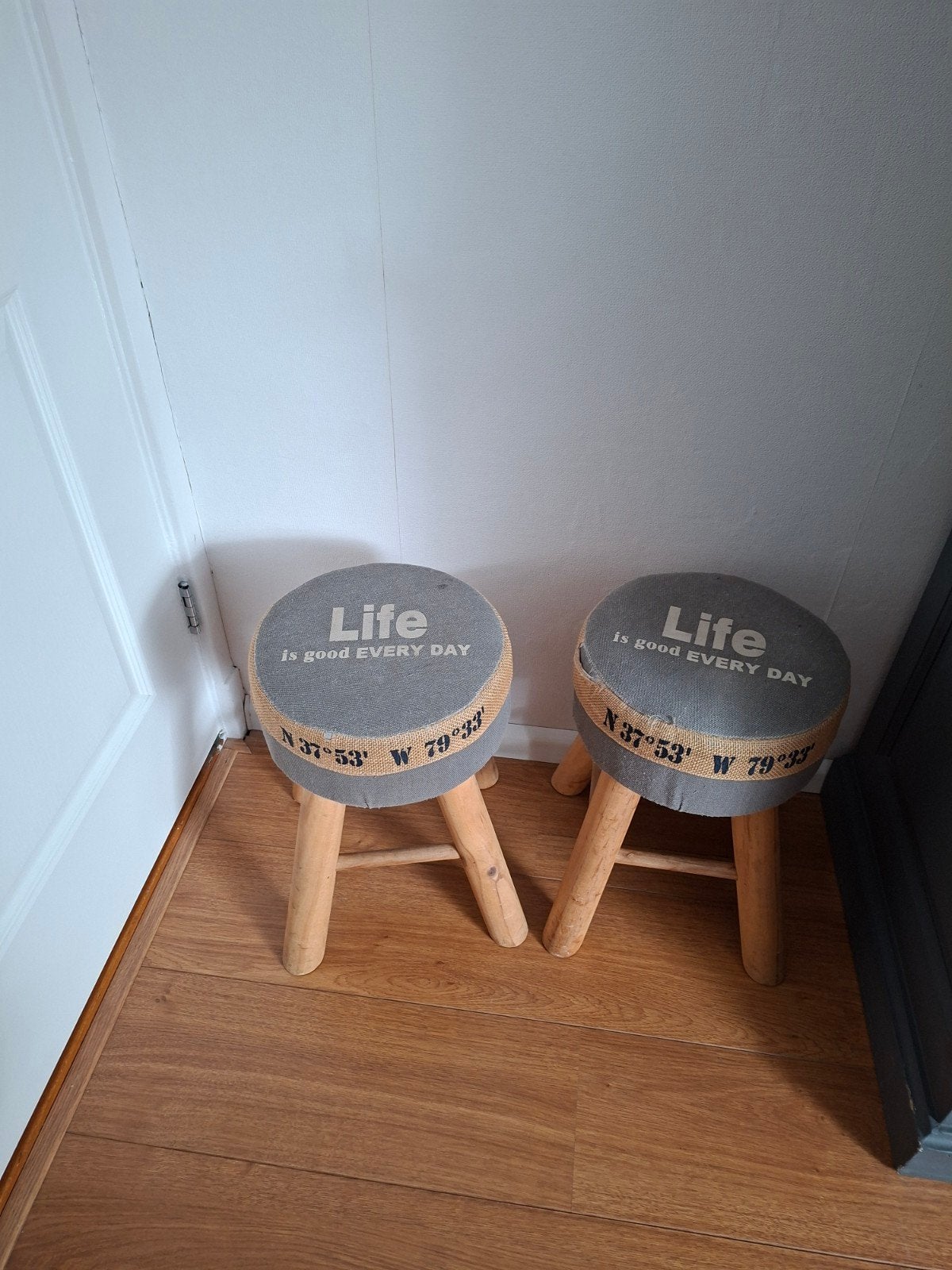 Set van 2 krukjes met 'Life is good EVERY DAY' opdruk, Ophalen, Gebruikt, Hout