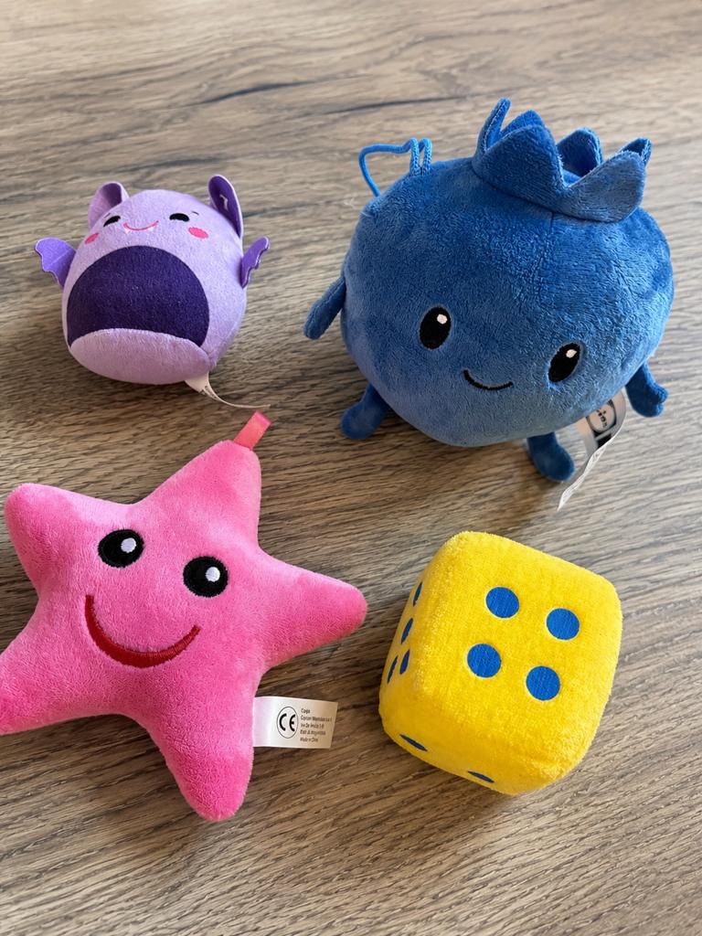 Diverse knuffeltjes: Ster, Bosbes, Vleermuis en Dobbelsteen, Gebruikt, Overige typen, Ophalen of Verzenden, Meerkleurig