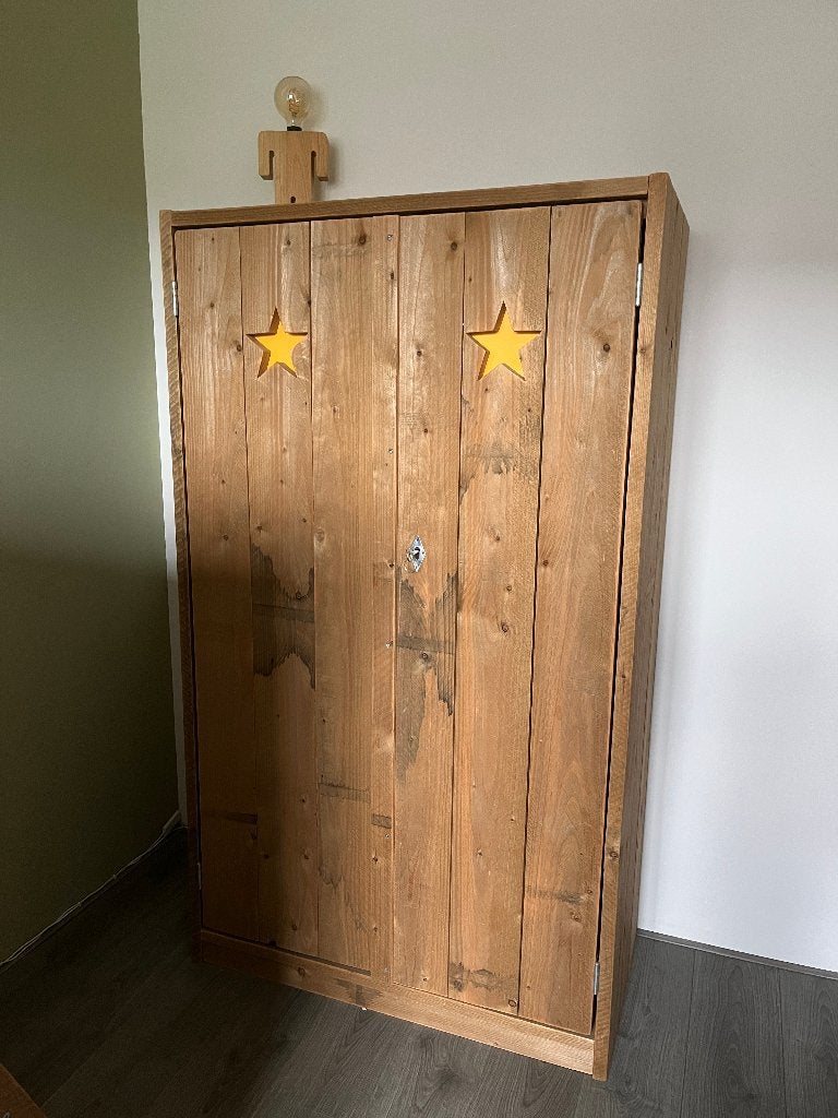 Steigerhouten kledingkast, Ophalen, Met plank(en), Gebruikt, 100 tot 150 cm