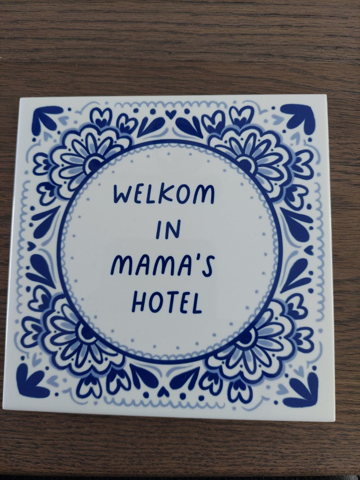 Delfts Blauw Tegeltje "Welkom in Mama's Hotel", Ophalen of Verzenden, Zo goed als nieuw