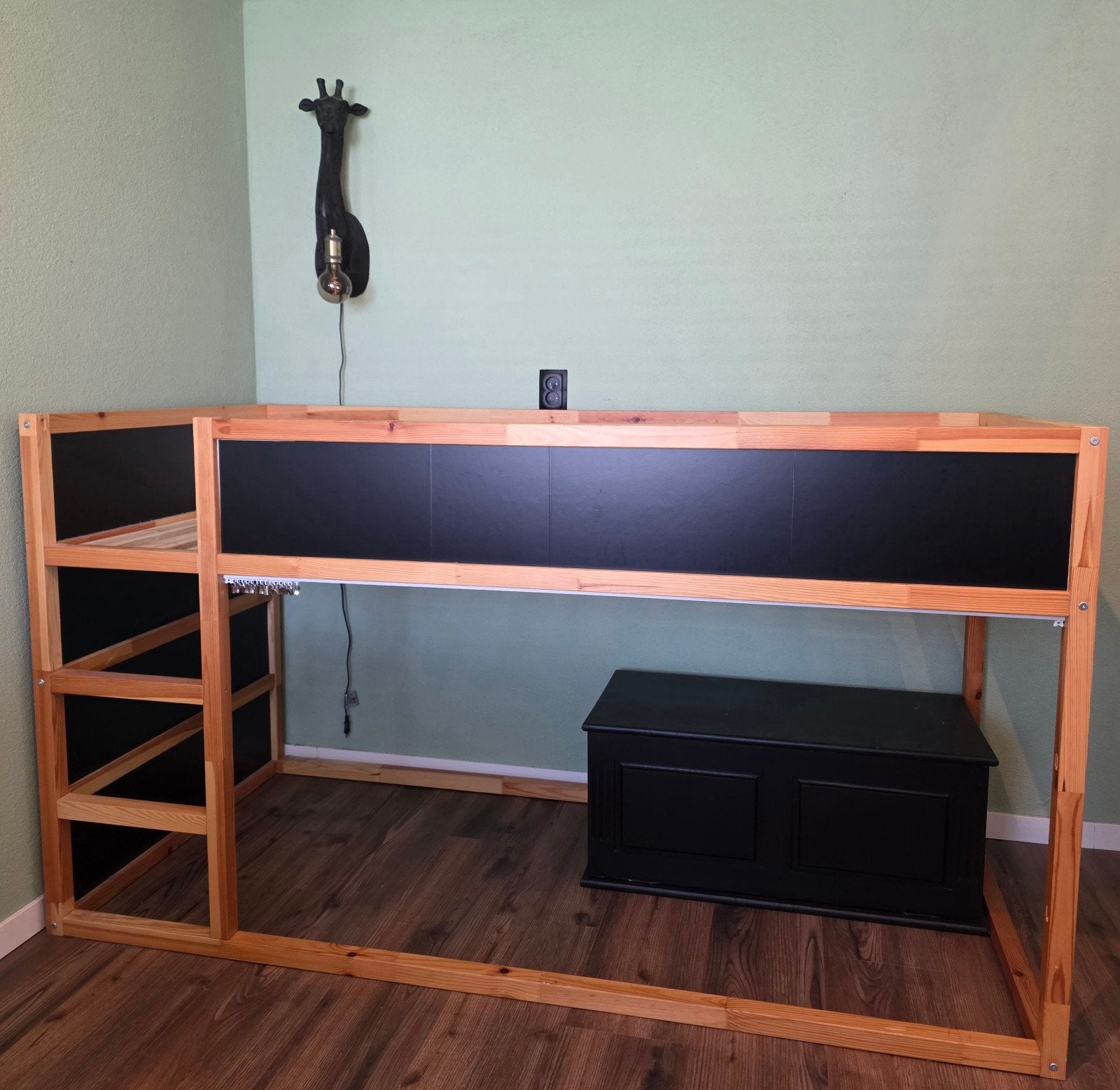 Ikea Kura bed (kan zowel met wit als zwarte platen), Kinderen en Baby's, Kinderkamer | Stapelbedden en Hoogslapers, Zo goed als nieuw