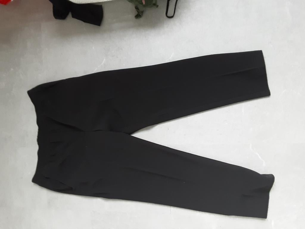 Zwarte broek met zakjes erop, Maat 38/40 (M), Zwart, Ophalen of Verzenden, Zo goed als nieuw