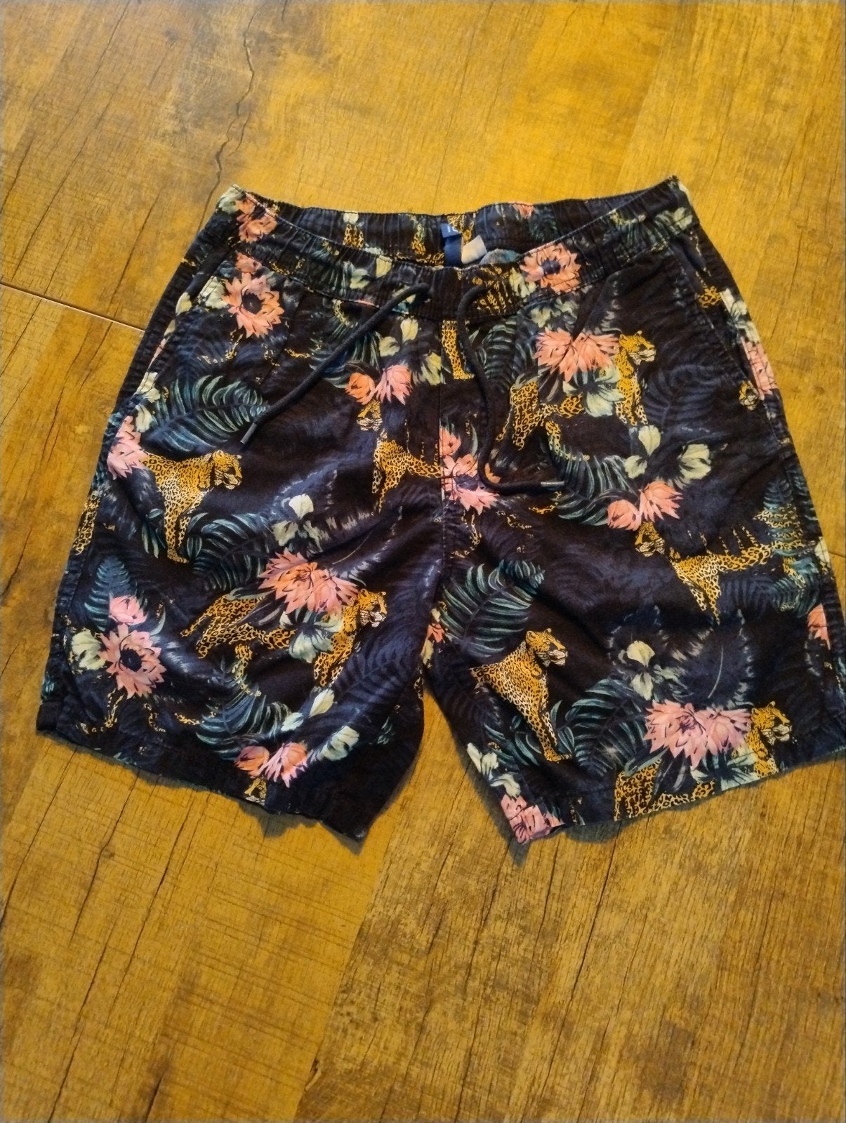 H&M Divided Shorts met Luipaardprint en Tropische Bladeren, Kleding | Heren, Ophalen of Verzenden, Maat 46 (S) of kleiner, Meerkleurig
