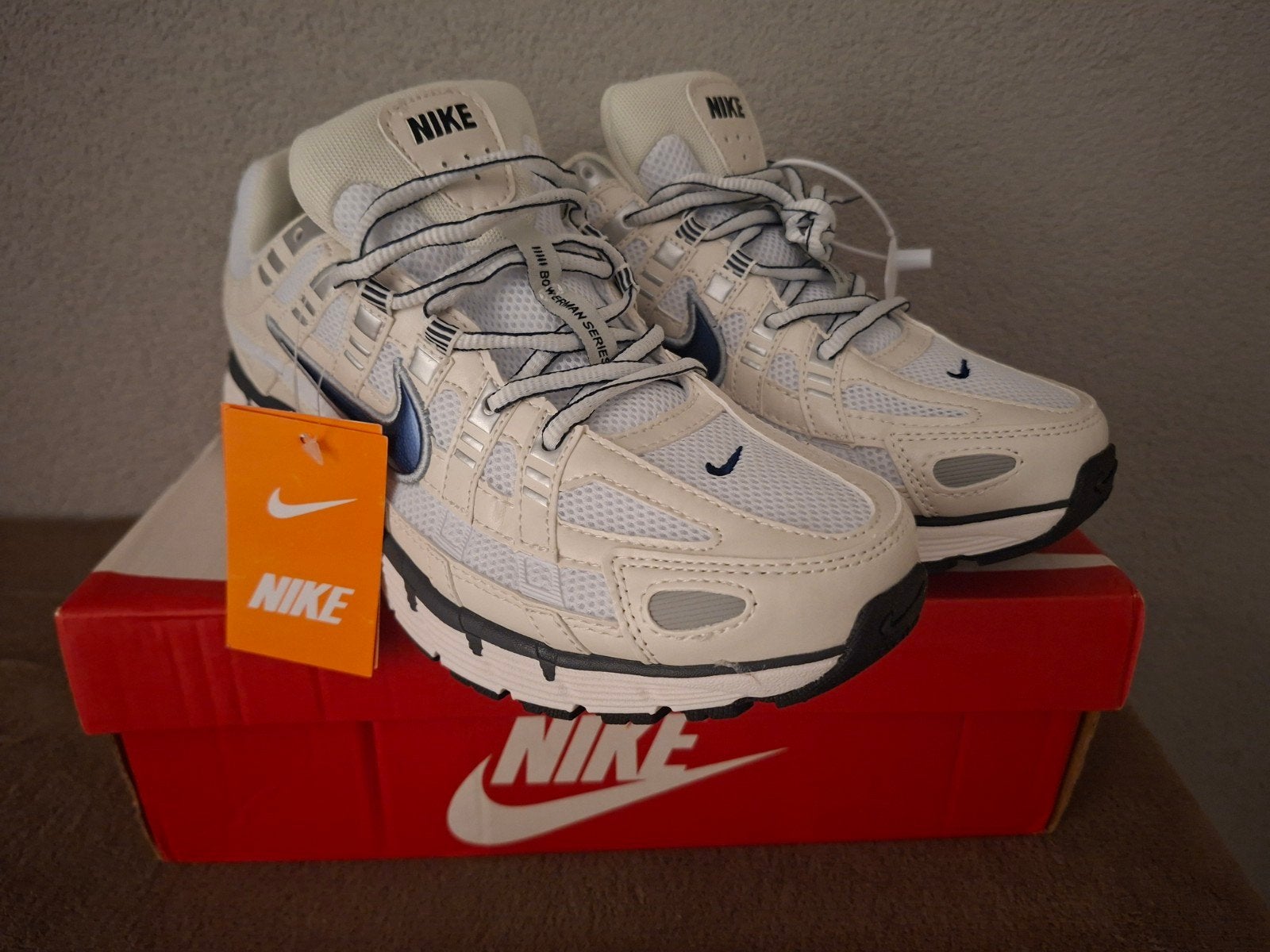 Nike p-6000 white/blue  maat 43, Kleding | Heren, Ophalen of Verzenden, Nieuw, Wit