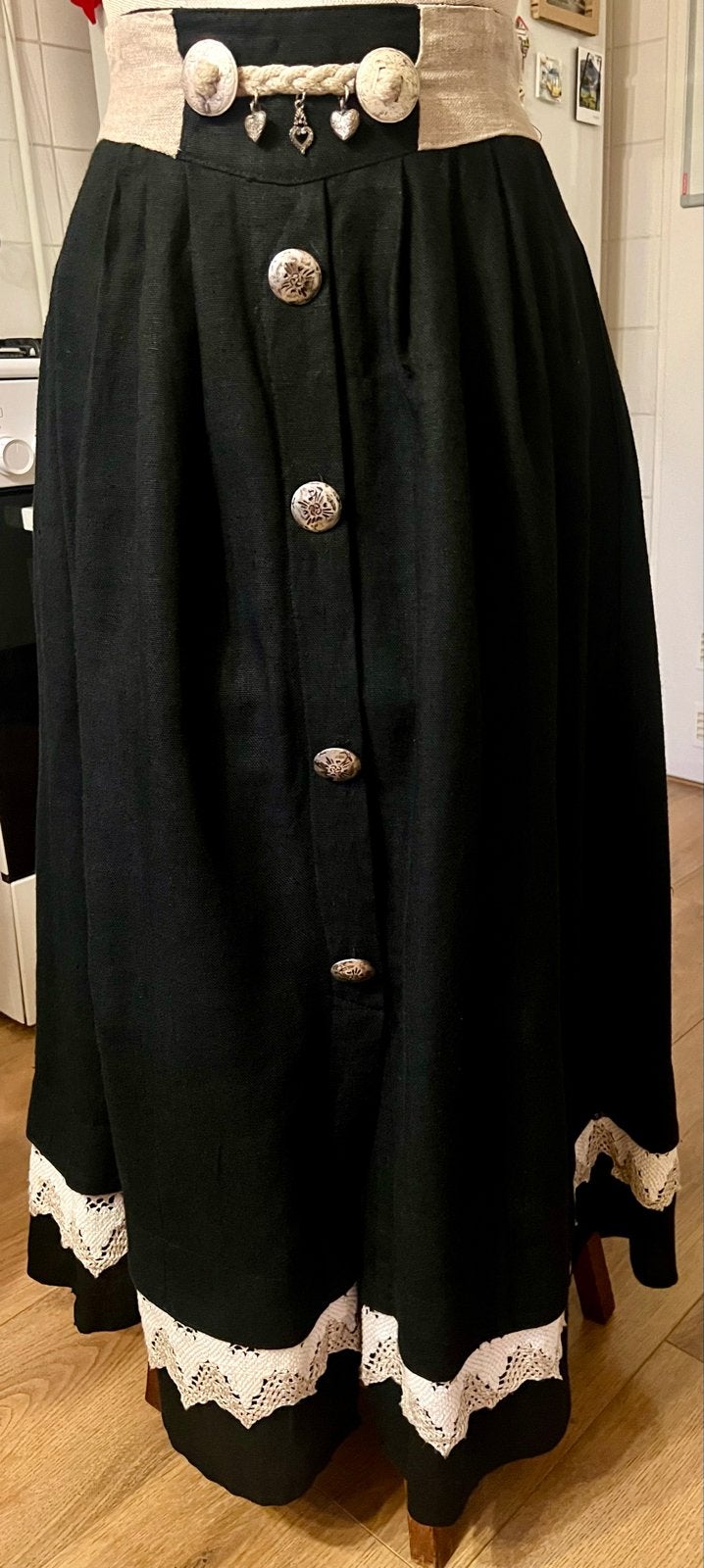 Zwarte lange linnen dirndlrok met gehaakt kant en sierknopen, Maat 38/40 (M), Zwart, Ophalen of Verzenden, Zo goed als nieuw