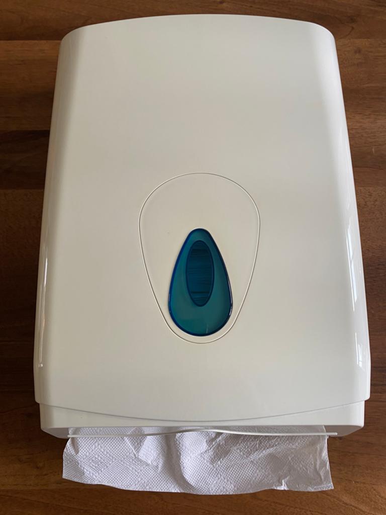 Handdoekdispenser met 8 pakken papieren handdoeken, Kunststof, Ophalen of Verzenden, Wit, Overige typen