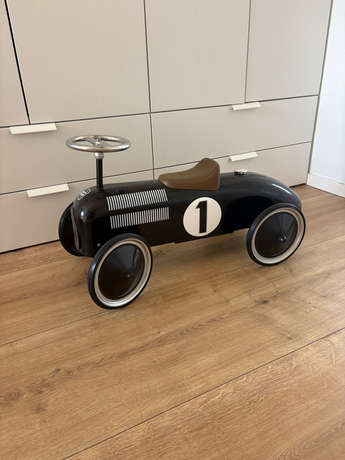 Zwarte Retro Loopauto met Nummer 1, Kinderen en Baby's, Ophalen, Zo goed als nieuw