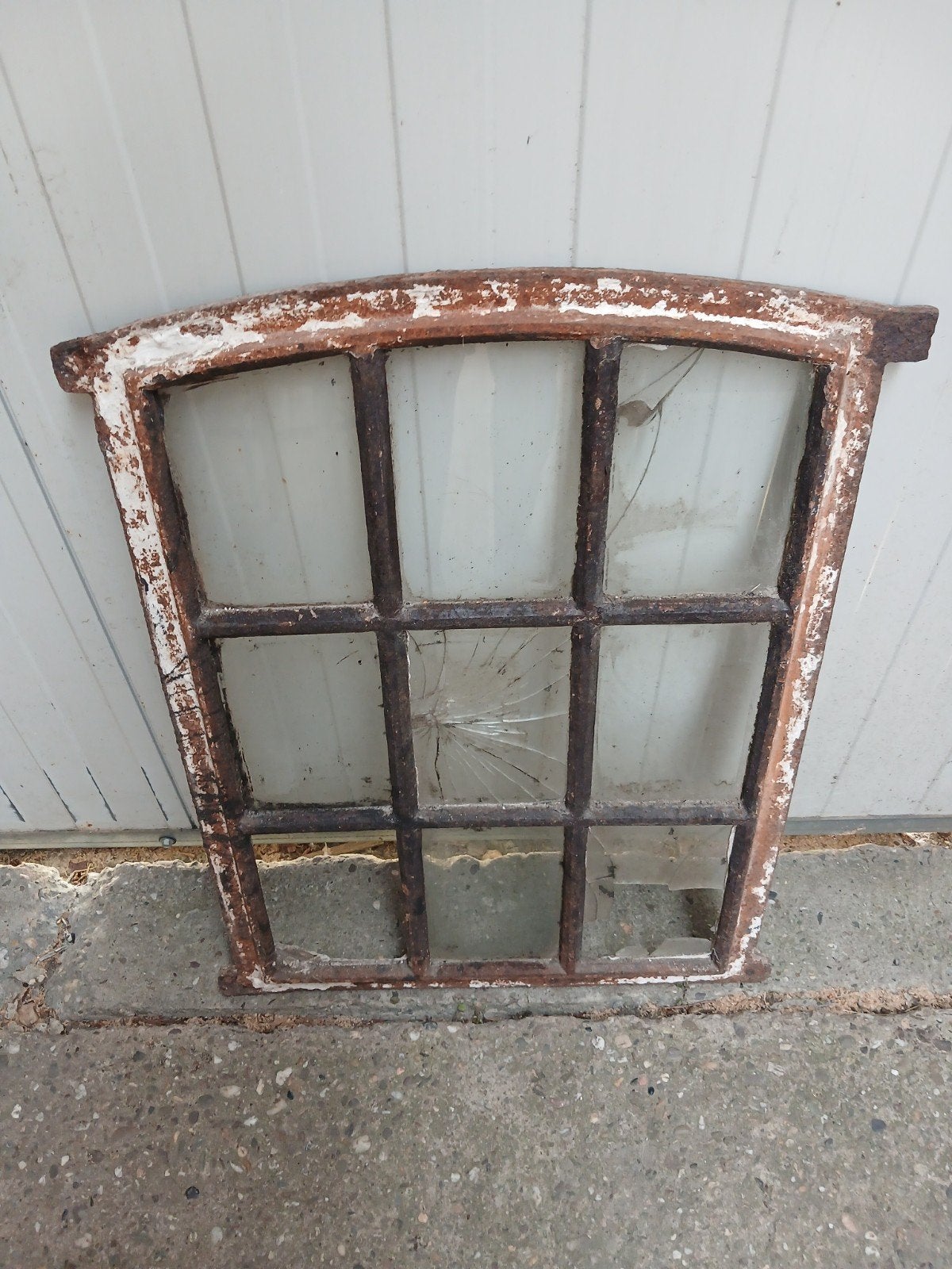 Oud gietijzeren stalraam met gebroken glas, Doe-het-zelf en Verbouw, Glas en Ramen, Gebruikt, Gevelraam of Ruit, Minder dan 80 cm