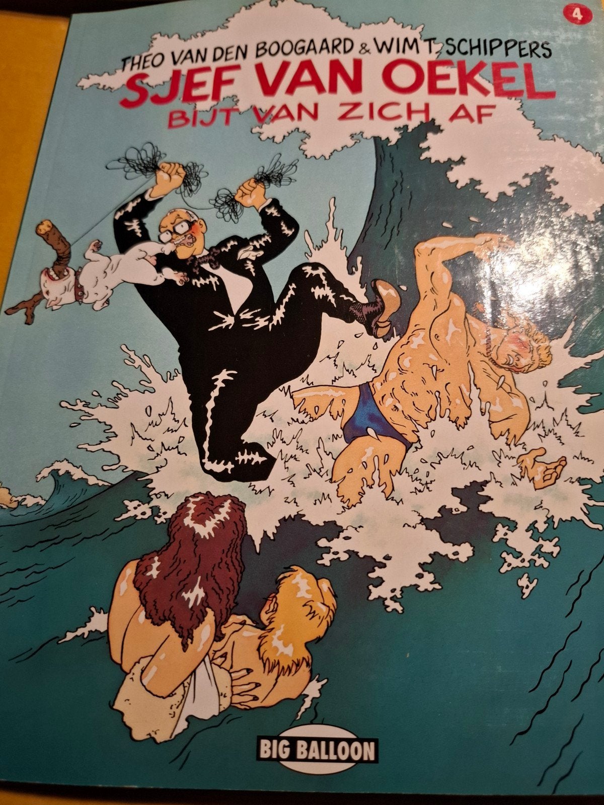 Sjef van Oekel Bijt van Zich Af - Theo van den Boogaard, Boeken, Eén stripboek, Ophalen of Verzenden, Gelezen, Theo van den Boogaard & Wim T. Schippers