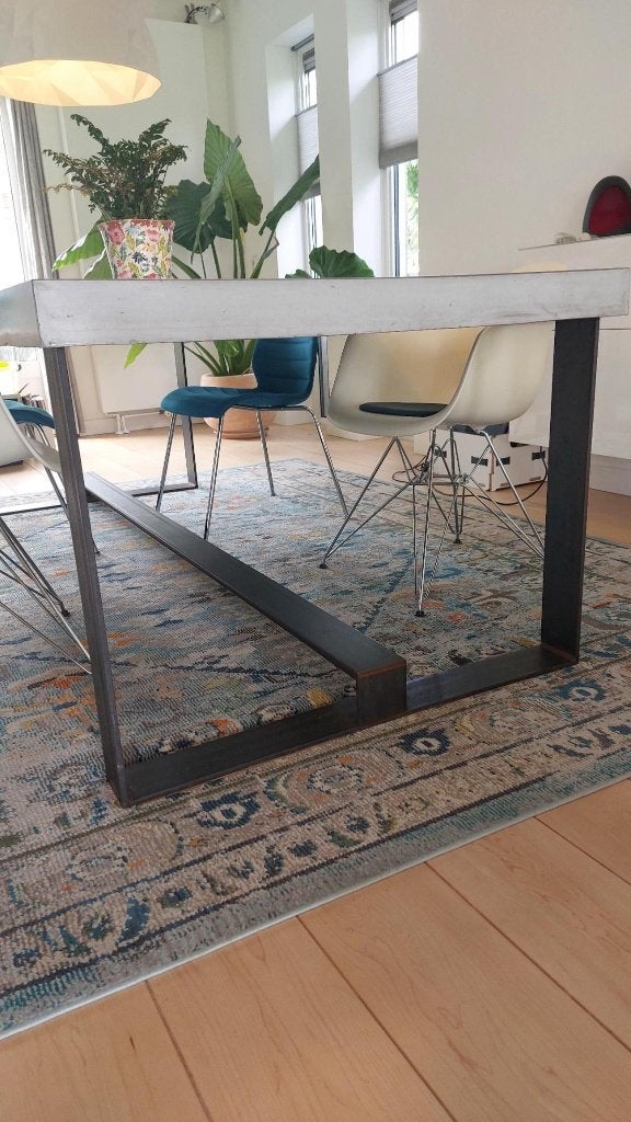 Eettafel van staal en beton, Huis en Inrichting, Ophalen, Gebruikt, 200 cm of meer, 50 tot 100 cm
