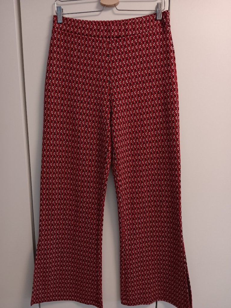 Benetton lange rode broek met print mt.L, Kleding | Dames, Ophalen, Benetton, Maat 42/44 (L), Zo goed als nieuw
