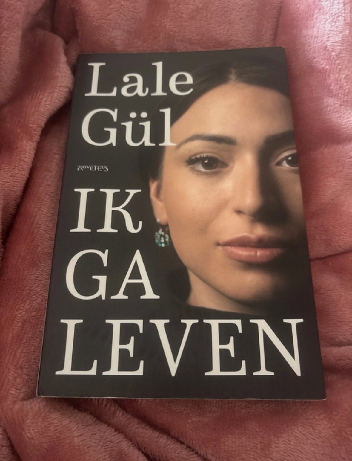 Lale Gül - Ik ga leven (Roman), Ophalen of Verzenden, Zo goed als nieuw, Nederland