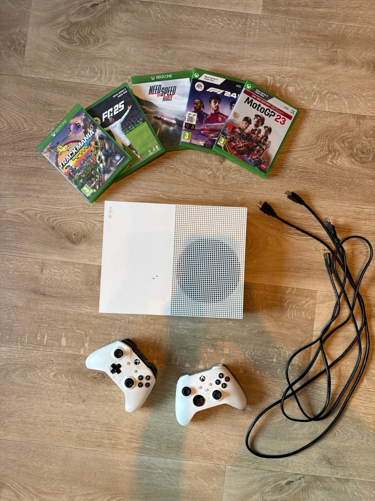 Xbox One S 850 gb met 5 games en 2 controllers, Met 2 controllers, Xbox One S, Ophalen of Verzenden, Zo goed als nieuw