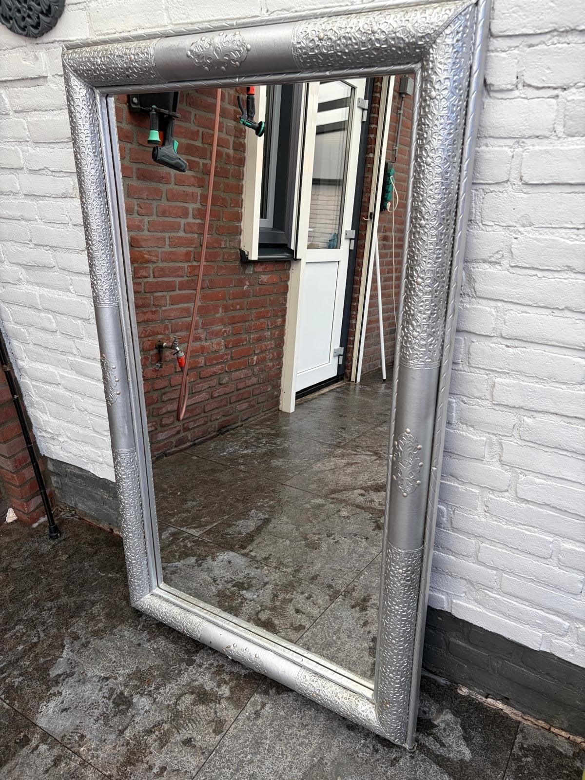 Grote zilverkleurige spiegel met sierlijke lijst, Gebruikt, Ophalen of Verzenden, 75 tot 100 cm, 150 tot 200 cm