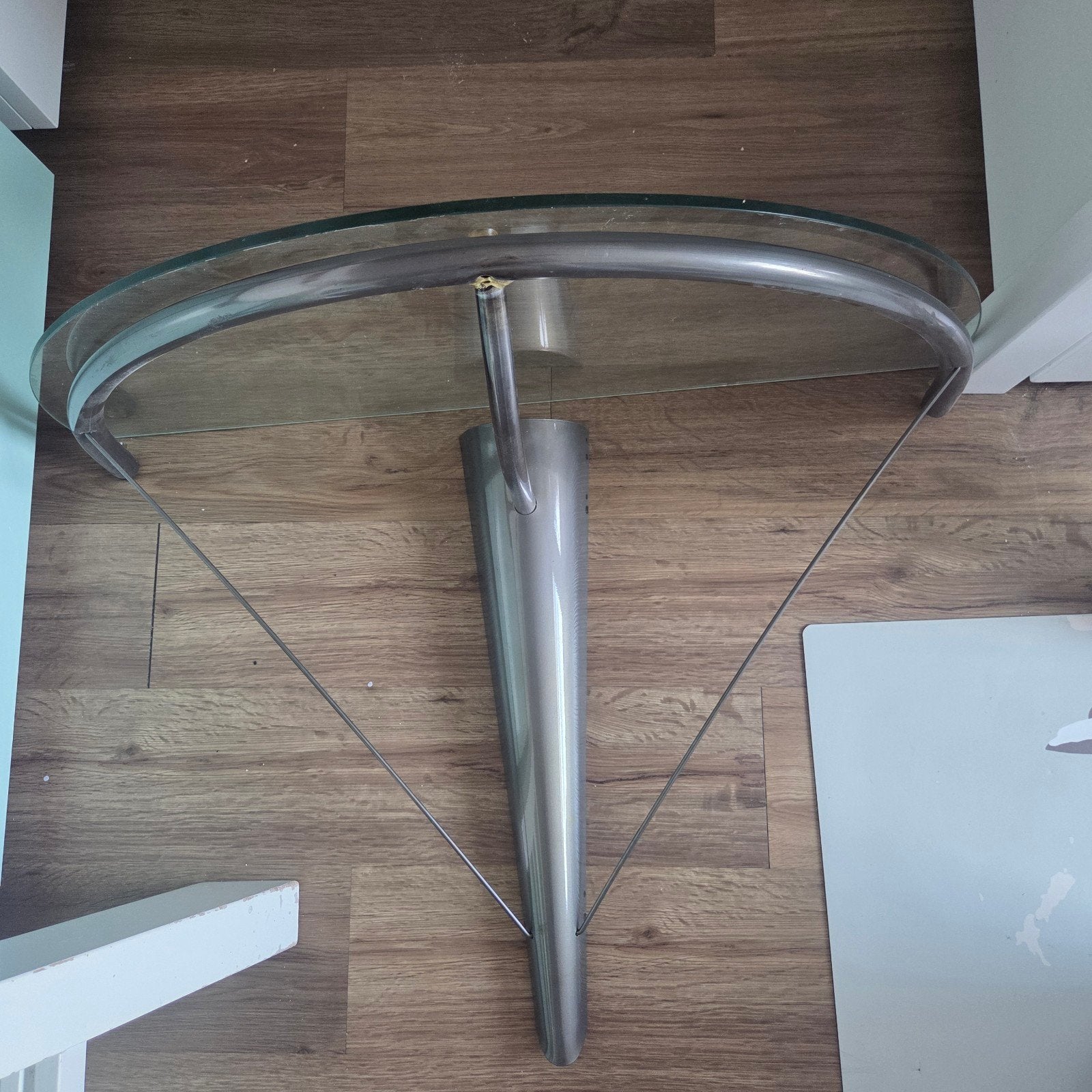 Glazen bijzettafel met metalen onderstel, 45 tot 60 cm, Gebruikt, Glas, 55 tot 75 cm