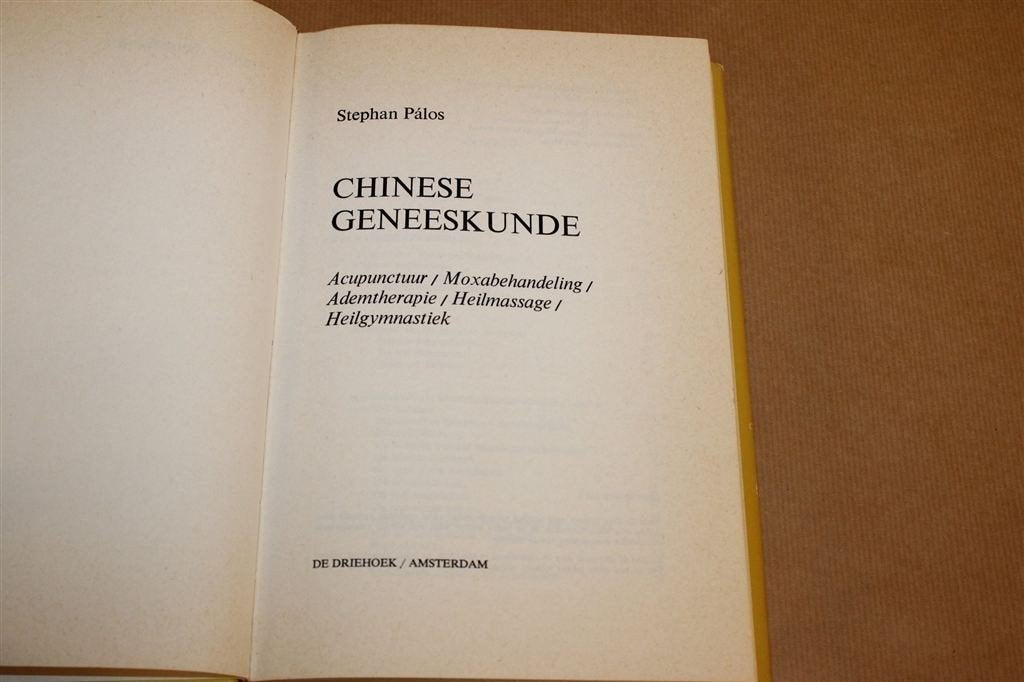 Chinese Geneeskunde — Compleet Handboek Therapieën 1975, Boeken, Ophalen of Verzenden, Gelezen, Overige onderwerpen, Achtergrond en Informatie
