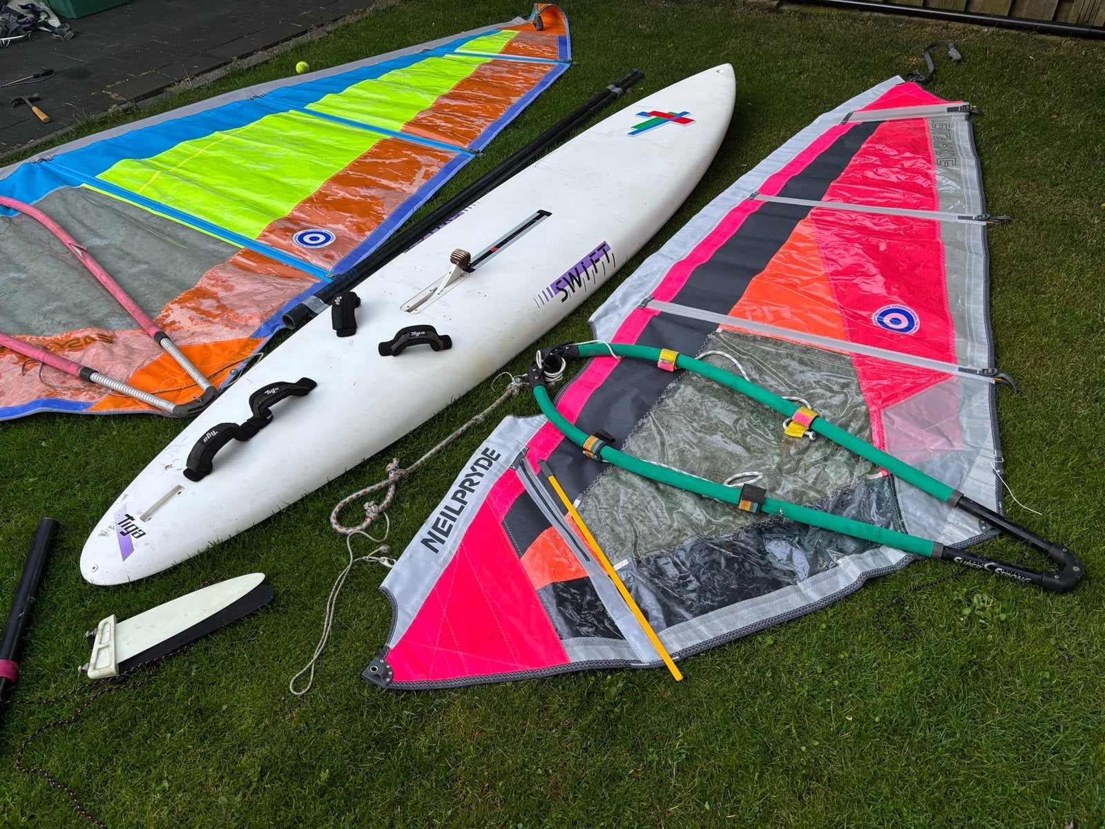 Complete Surfset: Tiga Swift met 2 Neil Pryde Zeilen, Ophalen, Gebruikt, Met mast, 5 tot 6.5 m²