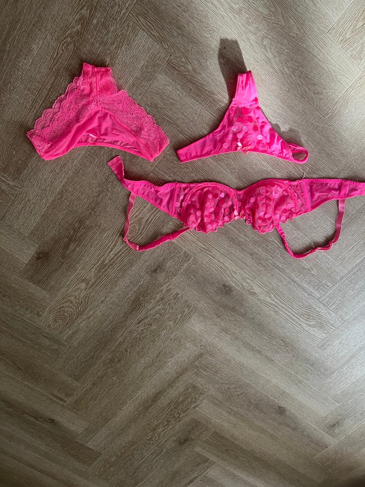 Sexy Lingerie Set - BH en 2 Slips - Maat M/36D, Verzenden, Roze, Setje